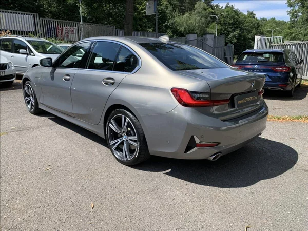 BMW Řada 3 2,0 330e INDIVIDUAL,1.MAJ,ČR - foto 8