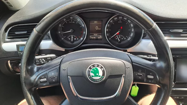 Škoda Superb 1.8 TSI Elegance - foto 22