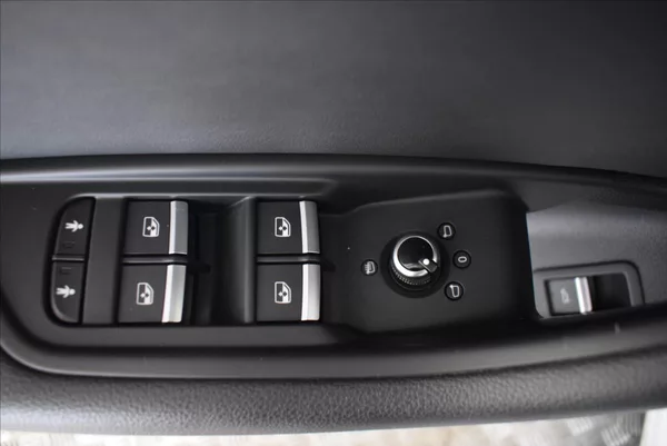 Audi A4 2,0 TDi S-LINE,PERFEKTNÍ STAV - foto 36
