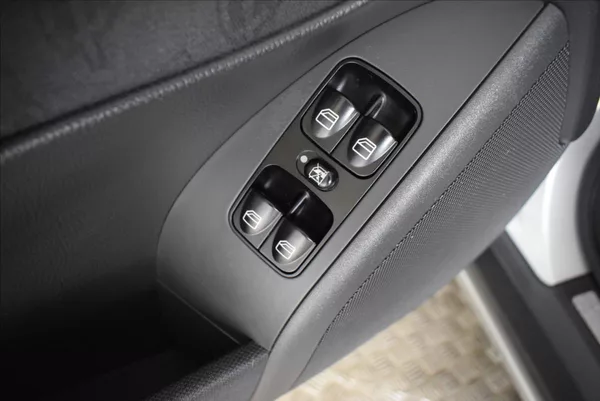 Mercedes-Benz Třídy C 1,8 i PRAVIDELNÝ SERVIS - foto 27