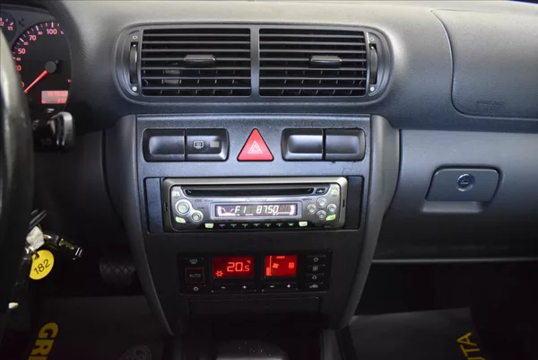 Audi A3 1,6 i AUTOMAT,PO STK - foto 17