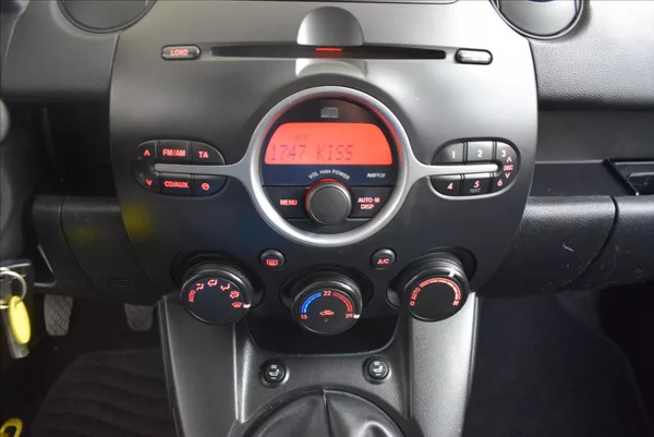 Mazda 2 1,4 MZR-CD PO SERVISU,BEZ KORO - foto 18
