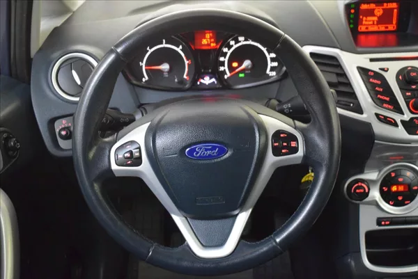 Ford Fiesta 1,6 TDCi SPORT - foto 14
