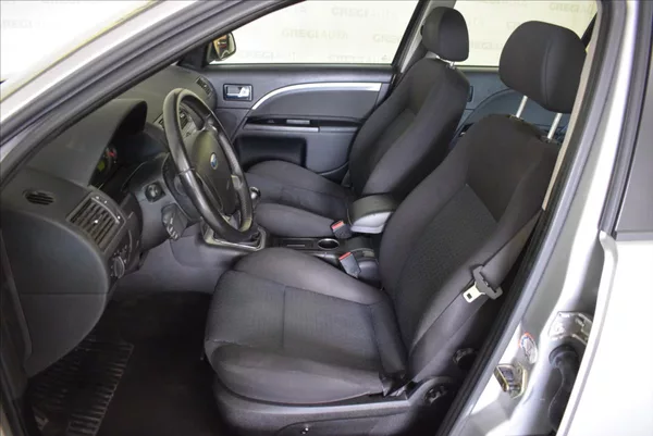 Ford Mondeo 1,8 i - foto 10