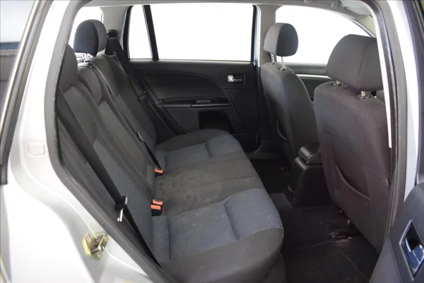 Ford Mondeo 1,8 i - foto 14
