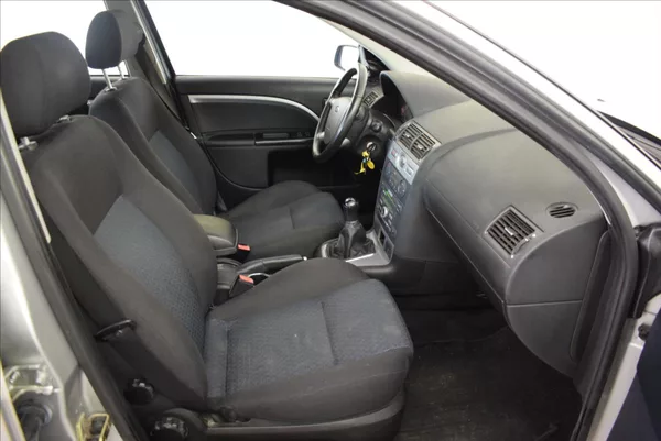Ford Mondeo 1,8 i - foto 15
