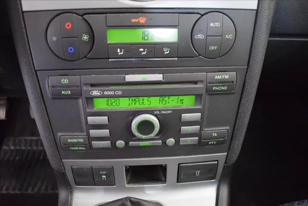 Ford Mondeo 1,8 i - foto 19