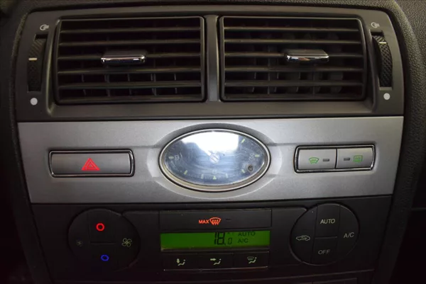 Ford Mondeo 1,8 i - foto 20