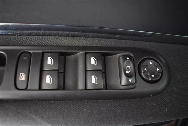 Peugeot 5008 1,6 HDi 1.MAJITEL,TOP STAV - foto 28