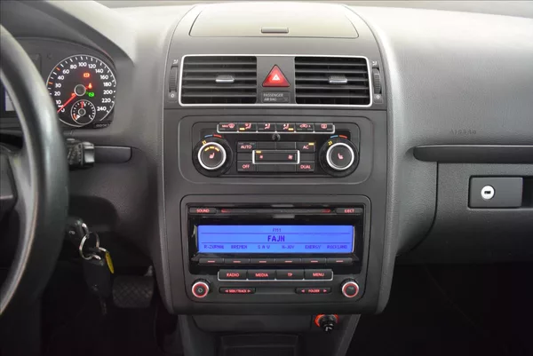 Volkswagen Touran 1,4 TSi PO SERVISU,7MÍST - foto 23
