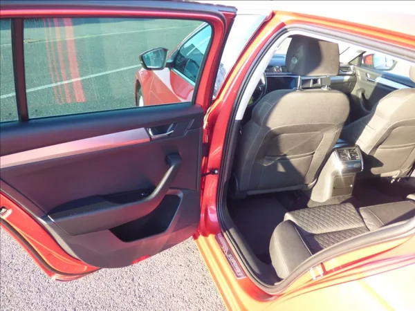 Škoda Superb 2,0 TDI DSG,Bi-Xenon,model 201 - foto 12