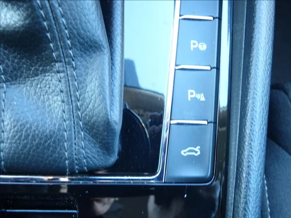Škoda Superb 2,0 TDI DSG,Bi-Xenon,model 201 - foto 33