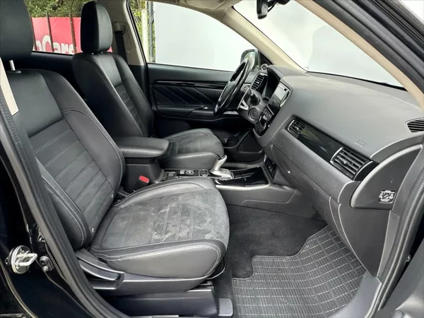 Mitsubishi Outlander 2,0 PHEV - 4x4 - CZ - foto 12
