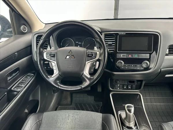 Mitsubishi Outlander 2,0 PHEV - 4x4 - CZ - foto 17
