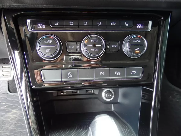 Volkswagen Touran 2,0 TDI 140kW HIGHLINE,DSG LED - foto 17