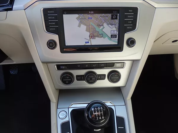 Volkswagen Passat Variant 2,0TDi 110 DIGI KLIMA - foto 15