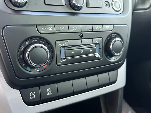 Škoda Yeti 1.6TDi NAVI, PĚKNÝ STAV - foto 12