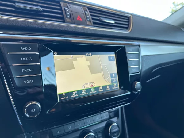 Škoda Superb 1.6TDi KAMERA,SMARTLINK, - foto 9