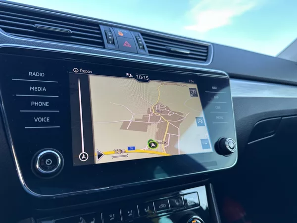 Škoda Superb 2.0TDi VIRTUAL,KAMERA,1.MAJ. - foto 12