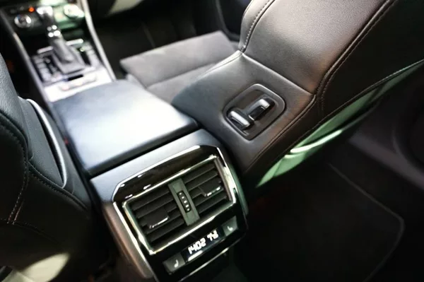 Škoda Superb STYLE PLUS 2,0 TDI 110 kW - foto 30