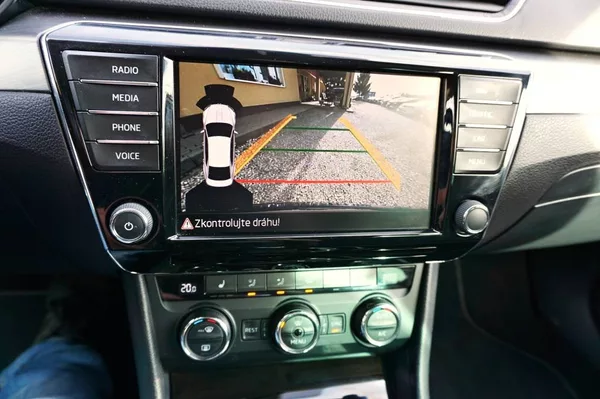Škoda Superb STYLE PLUS 2,0 TDI 110 kW - foto 39