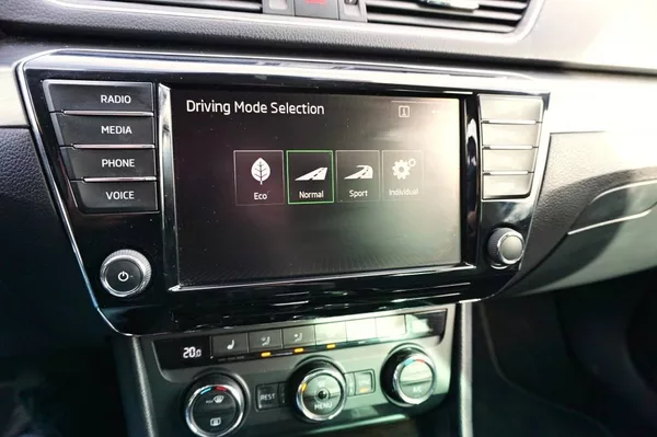 Škoda Superb STYLE PLUS 2,0 TDI 110 kW - foto 40