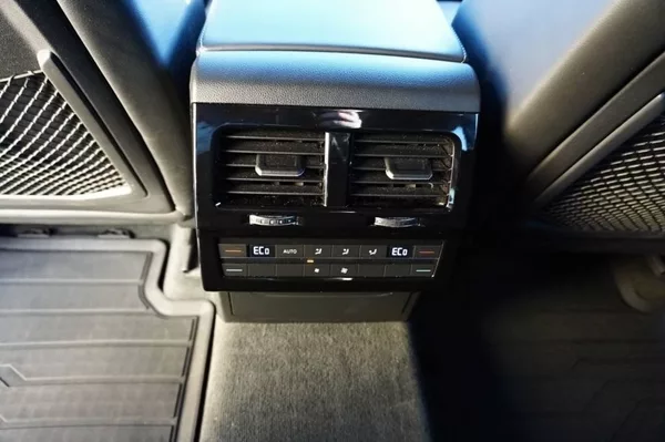Volkswagen Touareg R-LINE 3,0 TDI V6 210 kW - foto 22