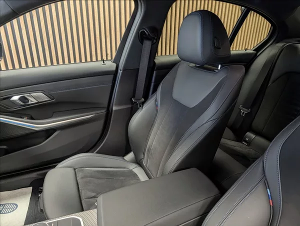 BMW Řada 3 320 i xDrive - foto 23