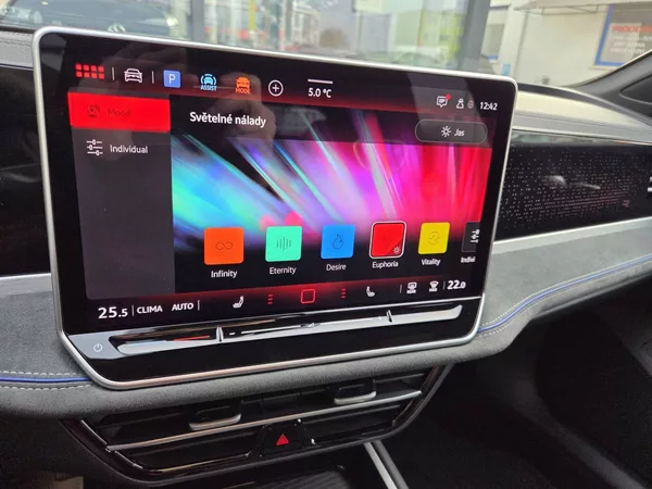 Volkswagen Passat Variant R-Line 2.0 TDI BlackStyle - foto 33
