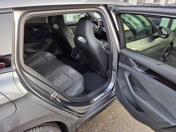 Volkswagen Passat Variant R-Line 2.0 TDI BlackStyle - foto 46