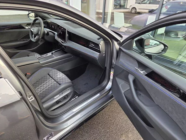 Volkswagen Passat Variant R-Line 2.0 TDI BlackStyle - foto 48