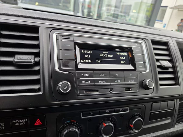 Volkswagen Transporter 2.0 TDI 9 míst - foto 14