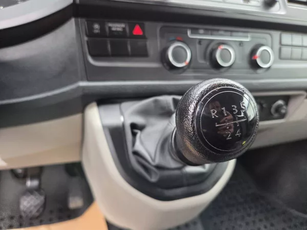 Volkswagen Transporter 2.0 TDI 9 míst - foto 16