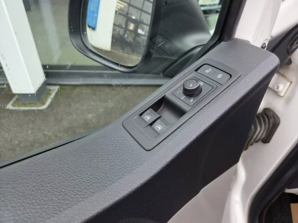 Volkswagen Transporter 2.0 TDI 9 míst - foto 7