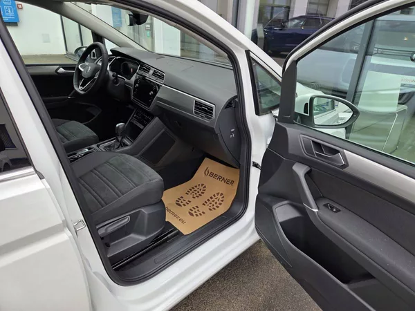 Volkswagen Touran 1.5 TSI DSG 7míst - foto 45