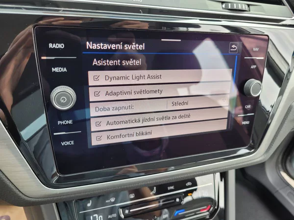 Volkswagen Touran 1.5 TSI DSG R-Line 7míst TAŽNÉ - foto 28
