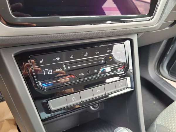 Volkswagen Touran 1.5 TSI DSG R-Line 7míst TAŽNÉ - foto 32