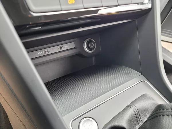 Volkswagen Touran 2.0 TDI R-line 7míst - foto 29