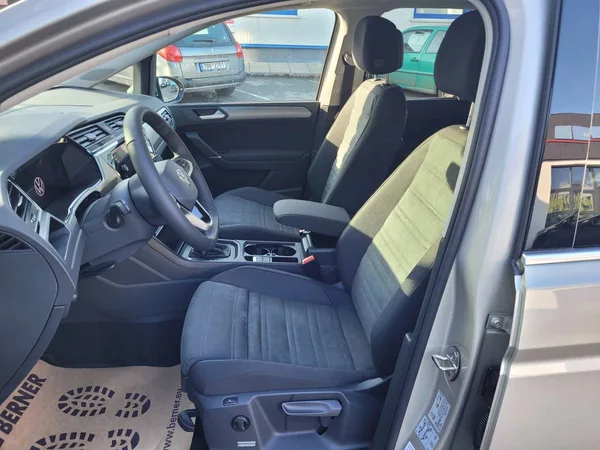 Volkswagen Touran 1.5 TSI DSG People 7míst - foto 10