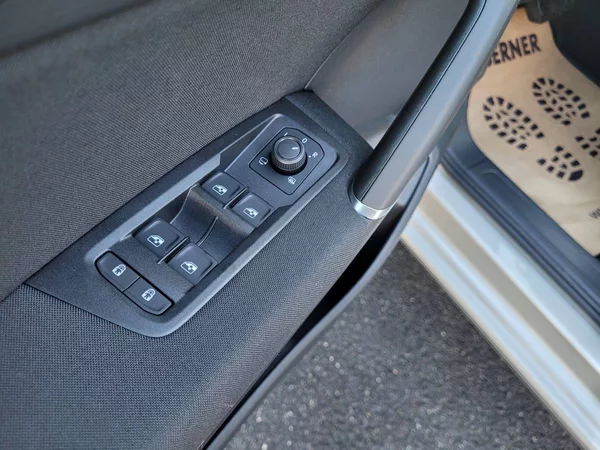 Volkswagen Touran 1.5 TSI DSG People 7míst - foto 12