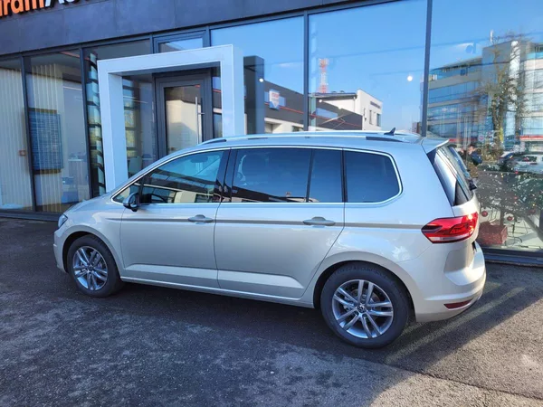 Volkswagen Touran 1.5 TSI DSG People 7míst - foto 2