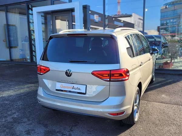 Volkswagen Touran 1.5 TSI DSG People 7míst - foto 3