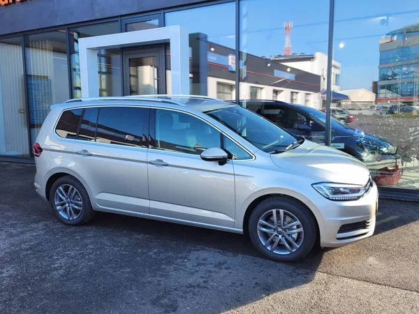 Volkswagen Touran 1.5 TSI DSG People 7míst - foto 4