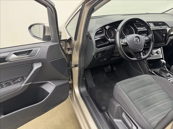 Volkswagen Touran 1,4 DSG KAMERA TAŽNÉ 1.MAJ ČR - foto 24