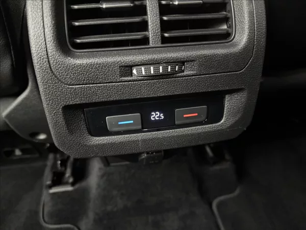 Volkswagen Touran 1,4 DSG KAMERA TAŽNÉ 1.MAJ ČR - foto 32