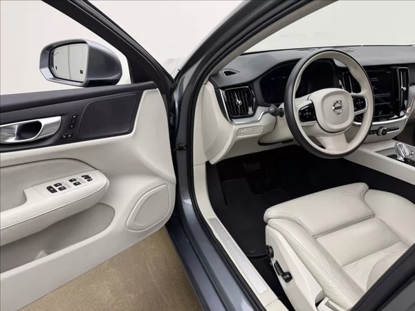 Volvo S60 2,0 B3 DPH INSCRIPTION H/K ČR - foto 29