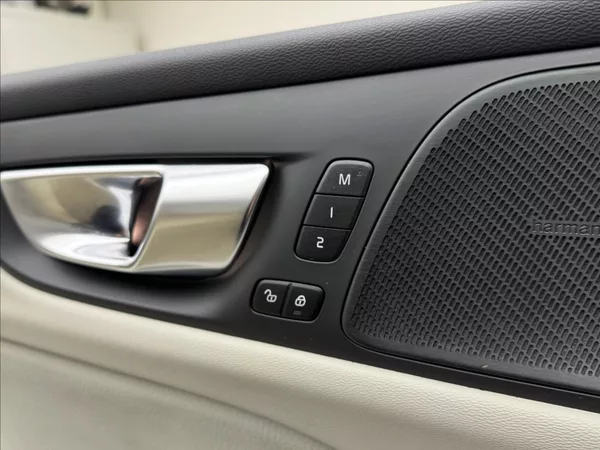 Volvo S60 2,0 B3 DPH INSCRIPTION H/K ČR - foto 30