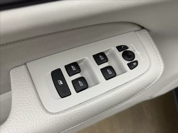 Volvo S60 2,0 B3 DPH INSCRIPTION H/K ČR - foto 32