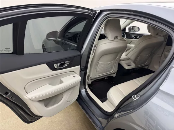 Volvo S60 2,0 B3 DPH INSCRIPTION H/K ČR - foto 35