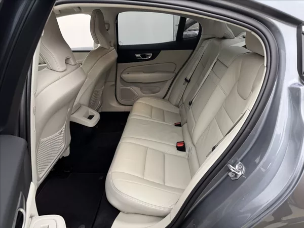 Volvo S60 2,0 B3 DPH INSCRIPTION H/K ČR - foto 36